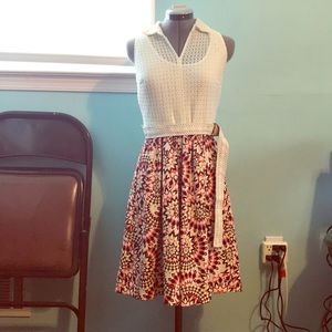 Sleeveless dress with collar and belt.